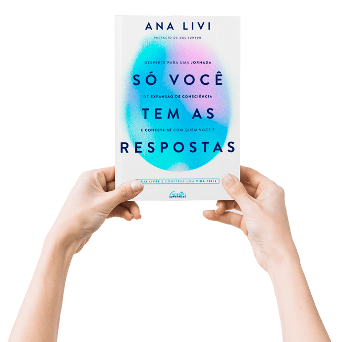 Imagem de mãos seguntando um livro com os dizeres na capa: Ana Livi SÓ VOCÊ TEM AS RESPOSTAS - Desperte para uma jornada de expansão de consciência e conecte-se com quem você é