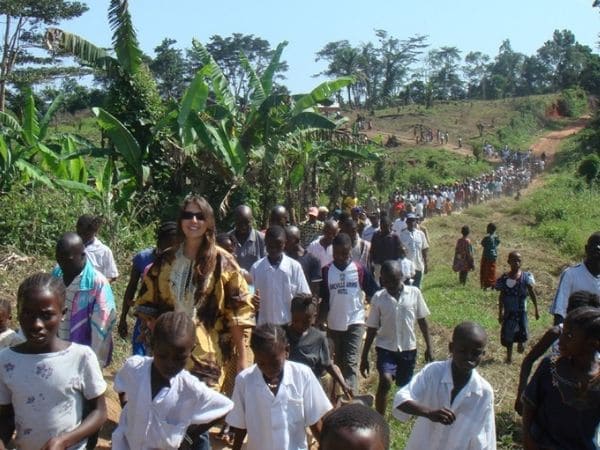 Fotografia de Ana Livi com muitas crianças caminhando